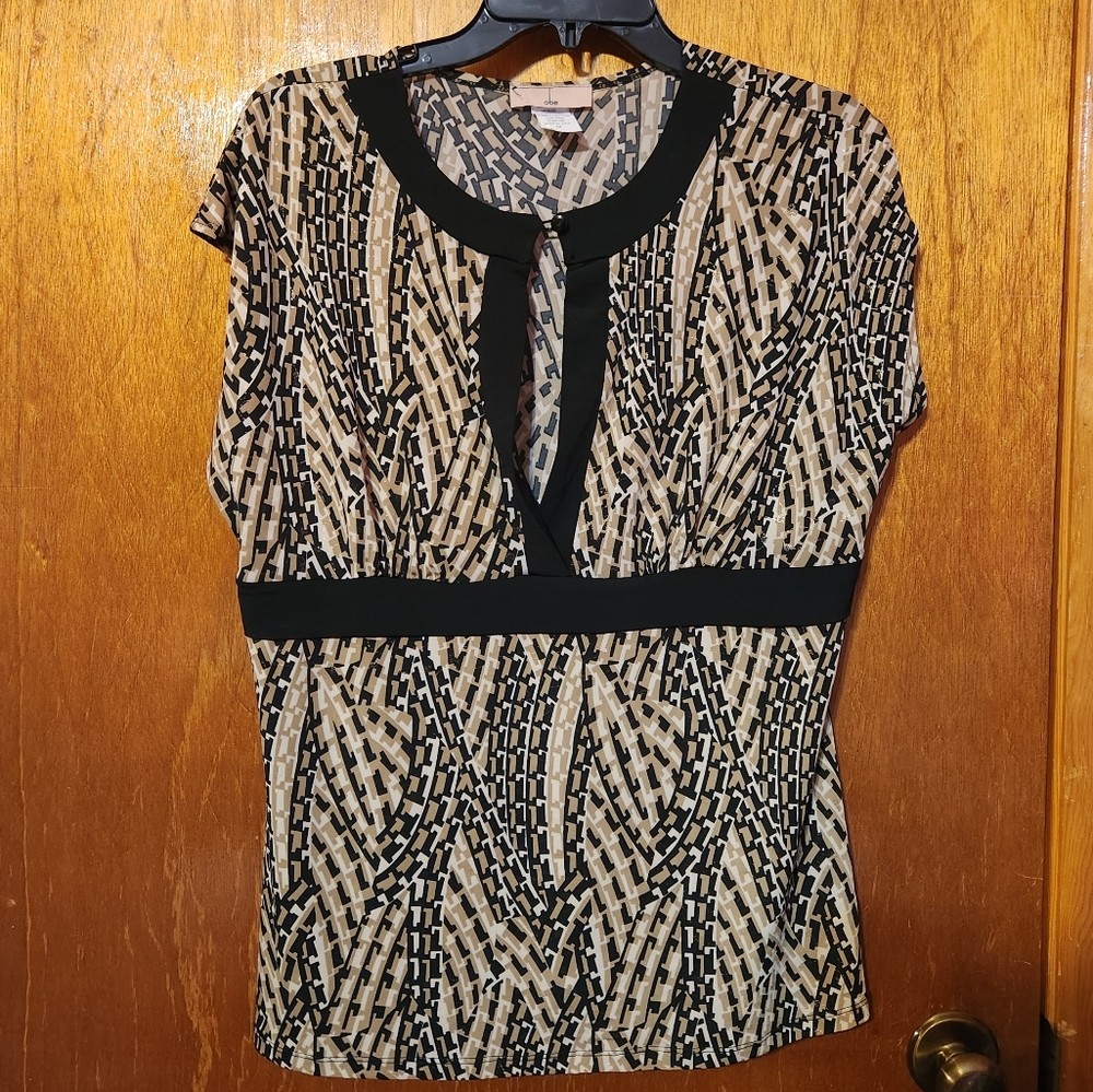 Cute and sexy Y2K top with deep plunge key hole